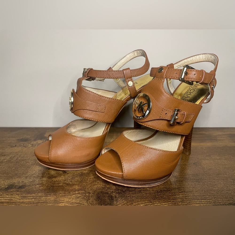 Michael KORS Mackenzie Saffiano Platform Heels. Size 7.